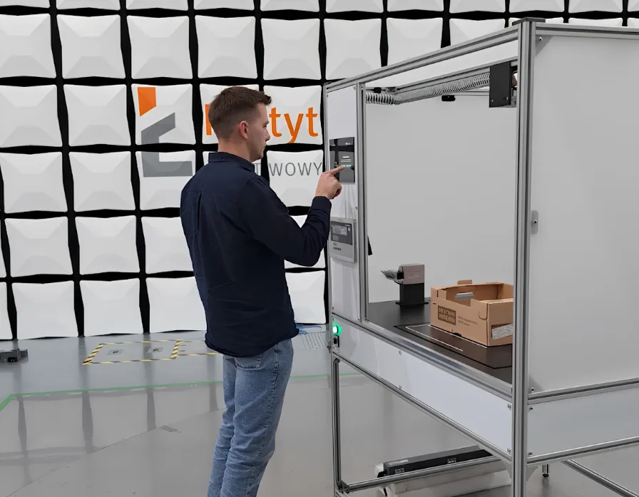 Ein Mitarbeiter bestätigt einen Scan am Touchpanel der Station.