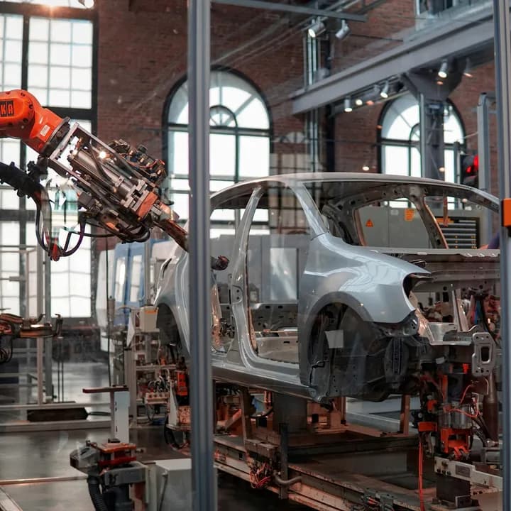 Ein Roboterarm arbeitet an einer Karosserie in der Montagelinie.